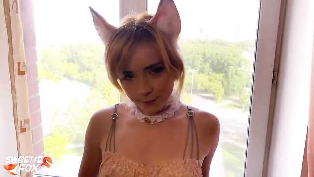 Miłośnik cosplay z żółtymi włosami pieprzy się w kuchni