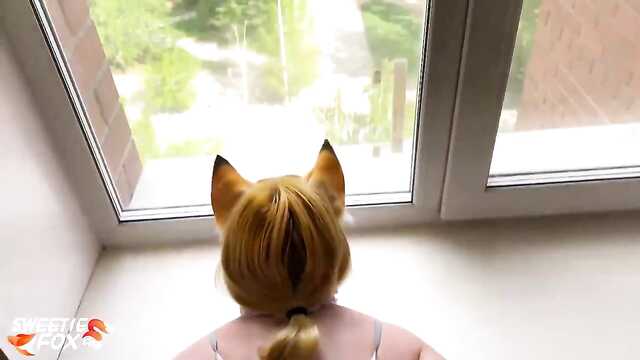 Miłośnik cosplay z żółtymi włosami pieprzy się w kuchni