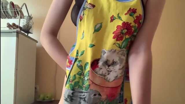 Dziewczyna w pozycji Na pieska zastępuje swoją dziurę do chłosty