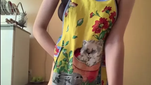 Онкологиялық позадағы қыз өзінің тесігін ұрып-соғу үшін ауыстырады