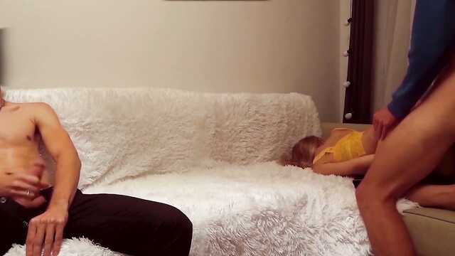 Беловолосая девушка готова к разврату