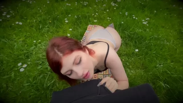 Cara na natureza avidamente tem uma garota ruiva lasciva
