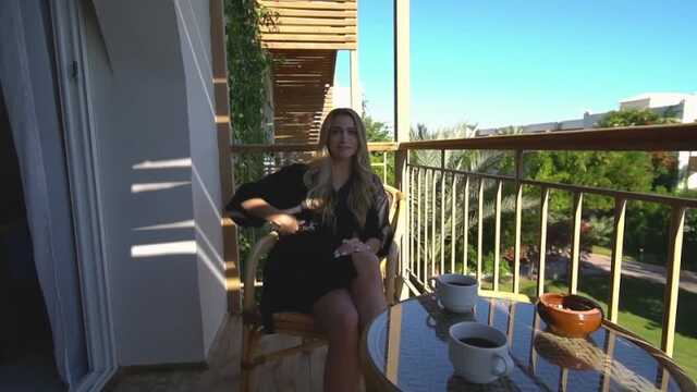 After breakfast, the guy impales the pussy of the heifer on his penis