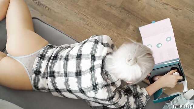 Dziewczyna z mokrą cipką wali konia gumowym Dildo