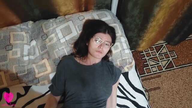 Девушка в очках: стимуляция вагины с помощью пилотки.