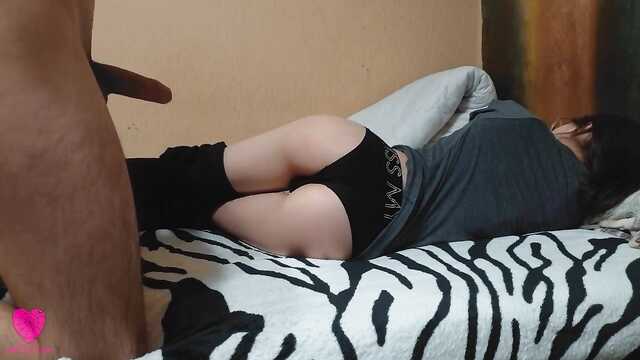 Девушка в очках: стимуляция вагины с помощью пилотки.