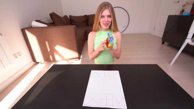 Девушка достигает оргазма перед камерой