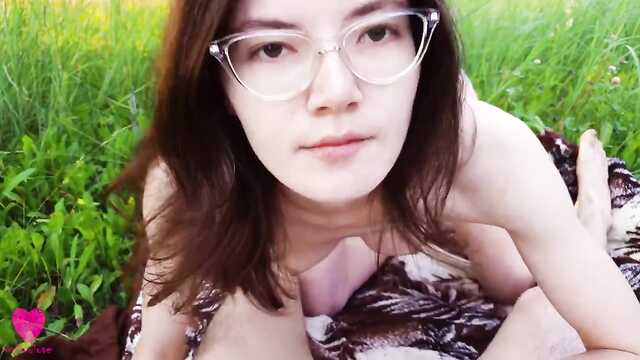 Na pikniku dziewczyna otworzyła usta do loda, a cipki do pochwy