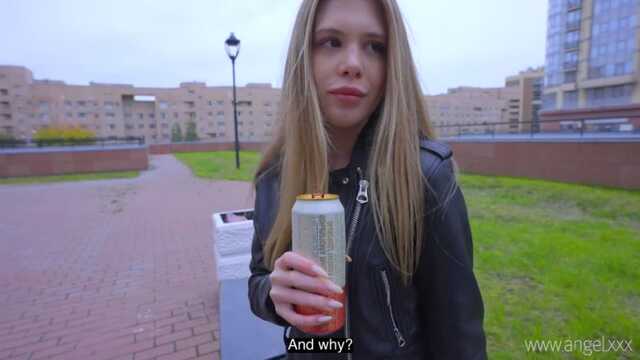 Жаңа қыз пикапер мүшесінің алдында аяқтарын итереді