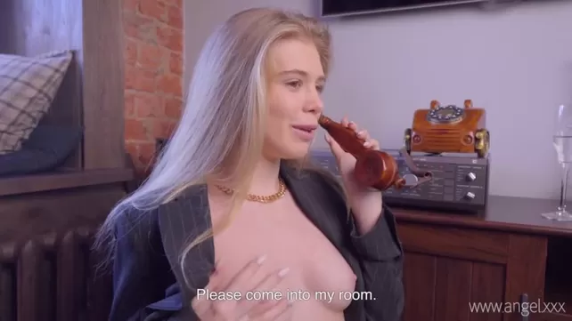 Дивандағы жас қыз махаббат үшін алшақтықты ұсынады