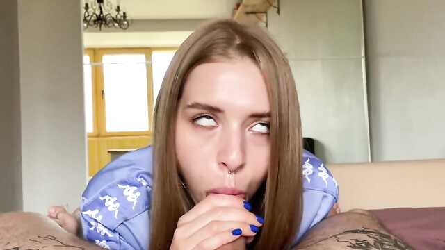 Młoda w butach otworzyła usta i zrobiła loda znajomemu