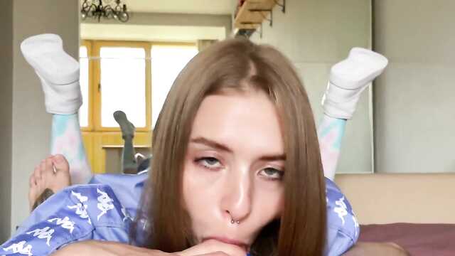 Młoda w butach otworzyła usta i zrobiła loda znajomemu