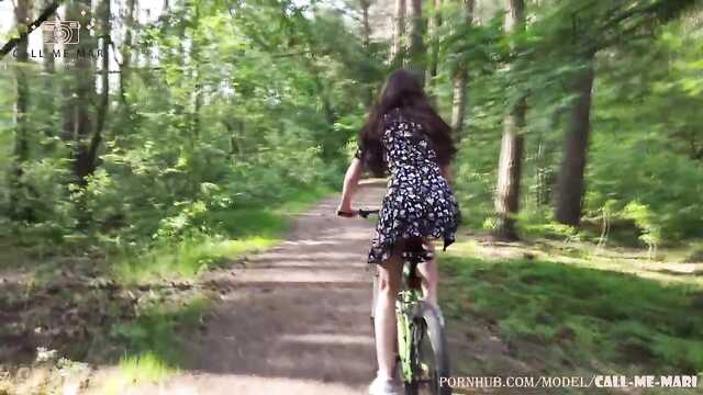 Брюнетка восхищает: удовольствие от резинового дилдо.