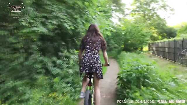 Брюнетка восхищает: удовольствие от резинового дилдо.