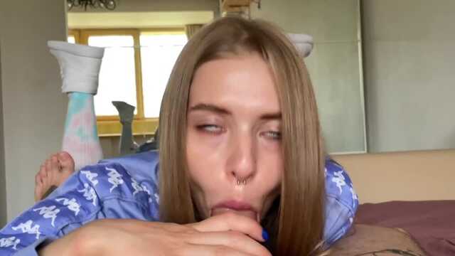 Piękna w koszulce i trampkach jest gotowa na burzliwy seks