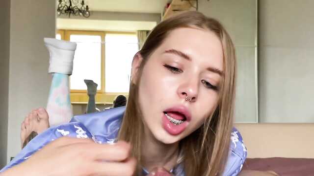 Piękna w koszulce i trampkach jest gotowa na burzliwy seks