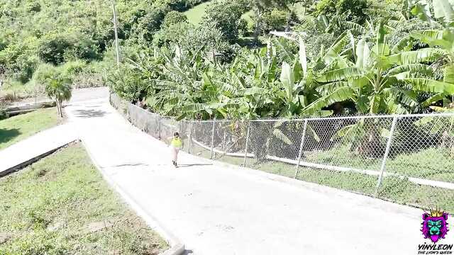 Жопастая фитоняшка наслаждается жыныстық қатынас накаченным жігітпен