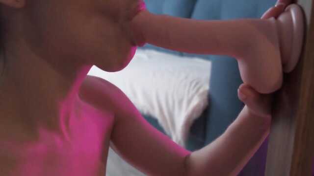 Le mari est parti et a laissé un gode à sa femme pour la baise anale