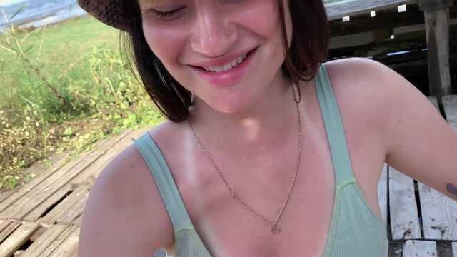 Девушка из деревни открывает щель для вагинала.