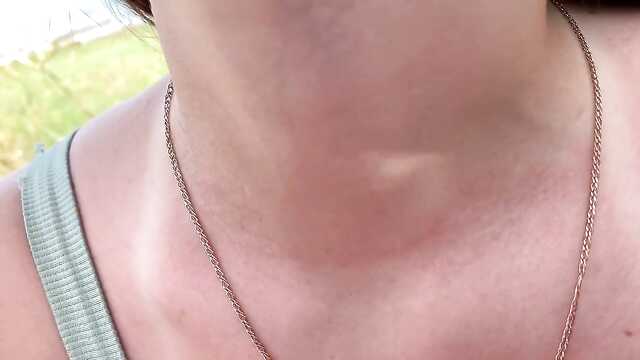 Девушка из деревни открывает щель для вагинала.