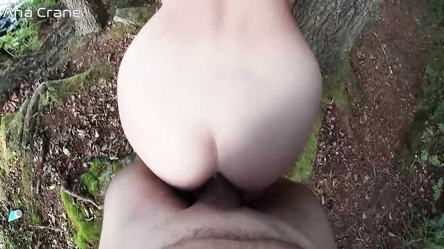 Блондинка с очками в лесу: анальный трах!