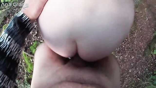 Блондинка с очками в лесу: анальный трах!