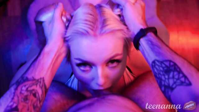 Blondynka z kucykami ssie kutasa i przyjmuje spermę