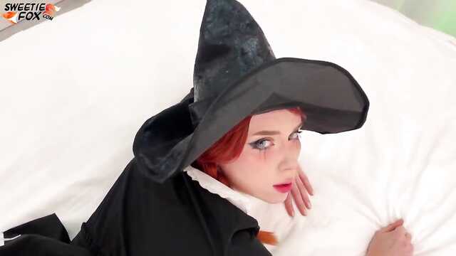 Рыжая ведьма готова к порке.