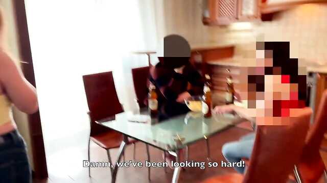 Żona z rudymi włosami robi loda przyjacielowi męża i przyjmuje spermę