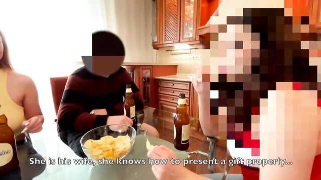 Żona z rudymi włosami robi loda przyjacielowi męża i przyjmuje spermę