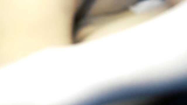 Белобрысая девушка после минета счастливо принимает сперму своего любовника.