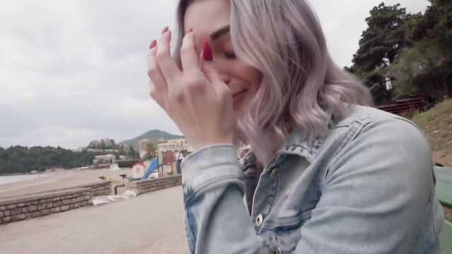 Facet przywiózł do domu dziewczynę do prawdziwego analny na kanapie