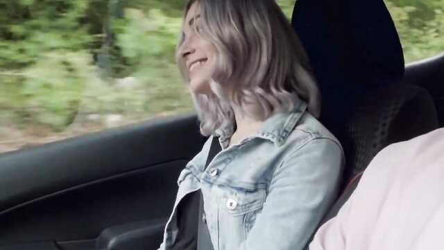 Facet przywiózł do domu dziewczynę do prawdziwego analny na kanapie