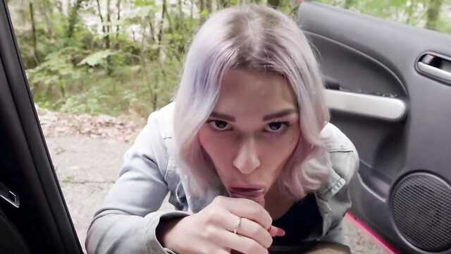 Facet przywiózł do domu dziewczynę do prawdziwego analny na kanapie