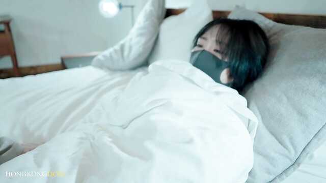 Азиатка в маске: парень затрахал ее в постели.