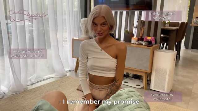 Fille à genoux lèche et suce phallus épais