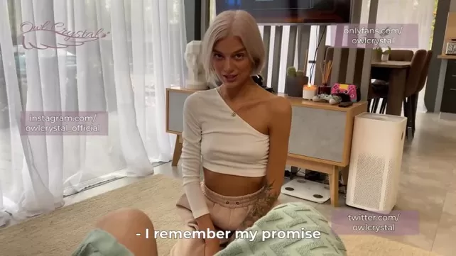 Қыз тізерлеп тұрып қалың фаллусты жалап сорады