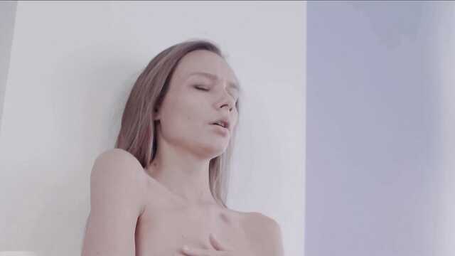 Мирабелла голға дейін шешініп пилотты нәзік саусақтарымен сипайды