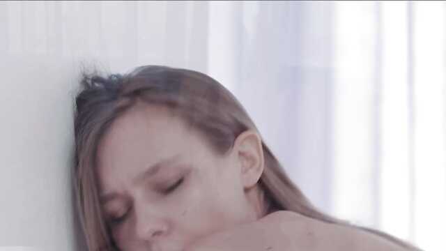 Мирабелла голға дейін шешініп пилотты нәзік саусақтарымен сипайды