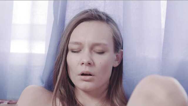 Мирабелла голға дейін шешініп пилотты нәзік саусақтарымен сипайды