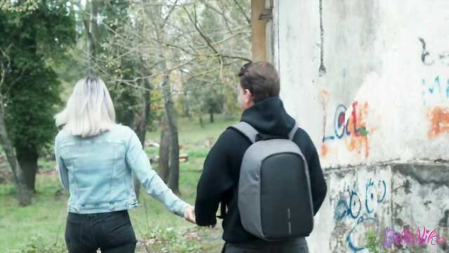 Młoda blondynka po spacerze skacze na kutasie swojego chłopaka