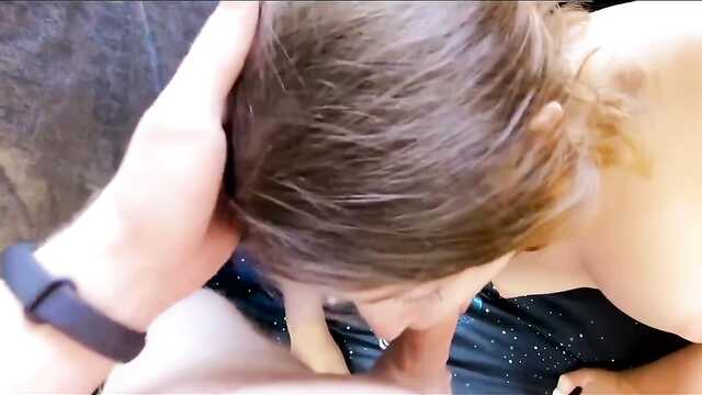 La jeune fille s'est déshabillée et a caressé la bite d'un ami avec ses mains et ses lèvres