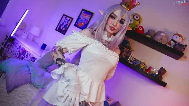 Miłośnik cosplayu i jej przyjaciel kręcą swoje amatorskie porno