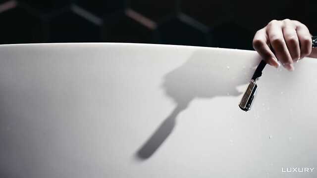 Homem abaixa jeans para filmar sexo com sua Namorada Peituda