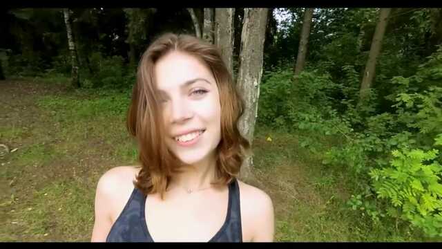 Kumpel w topie i legginsach uprawia seks na skraju lasu