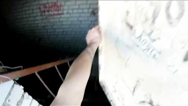 Mulher e homem fazem sexo no telhado de casa