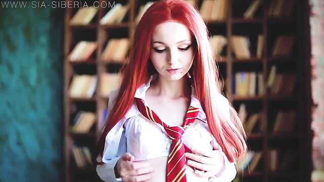 Piękna z jasnymi czerwonymi włosami ciągnie ptaszka na krześle