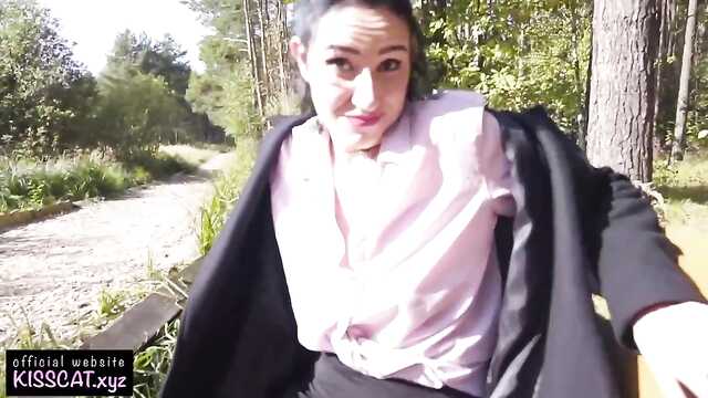 Темноволосый парень и девушка в костюме трахаются в лесу.