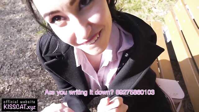 Темноволосый парень и девушка в костюме трахаются в лесу.