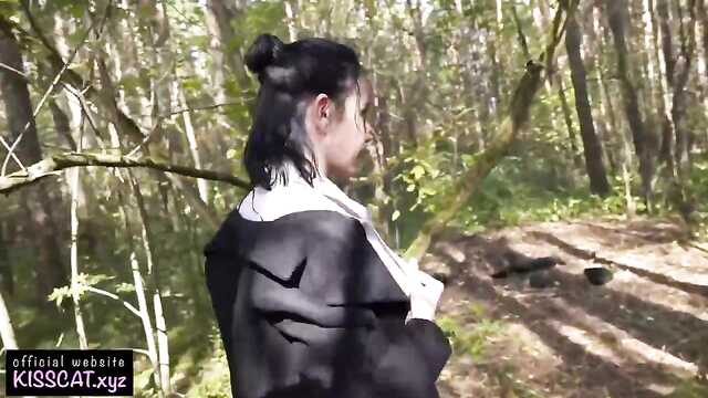 Темноволосый парень и девушка в костюме трахаются в лесу.